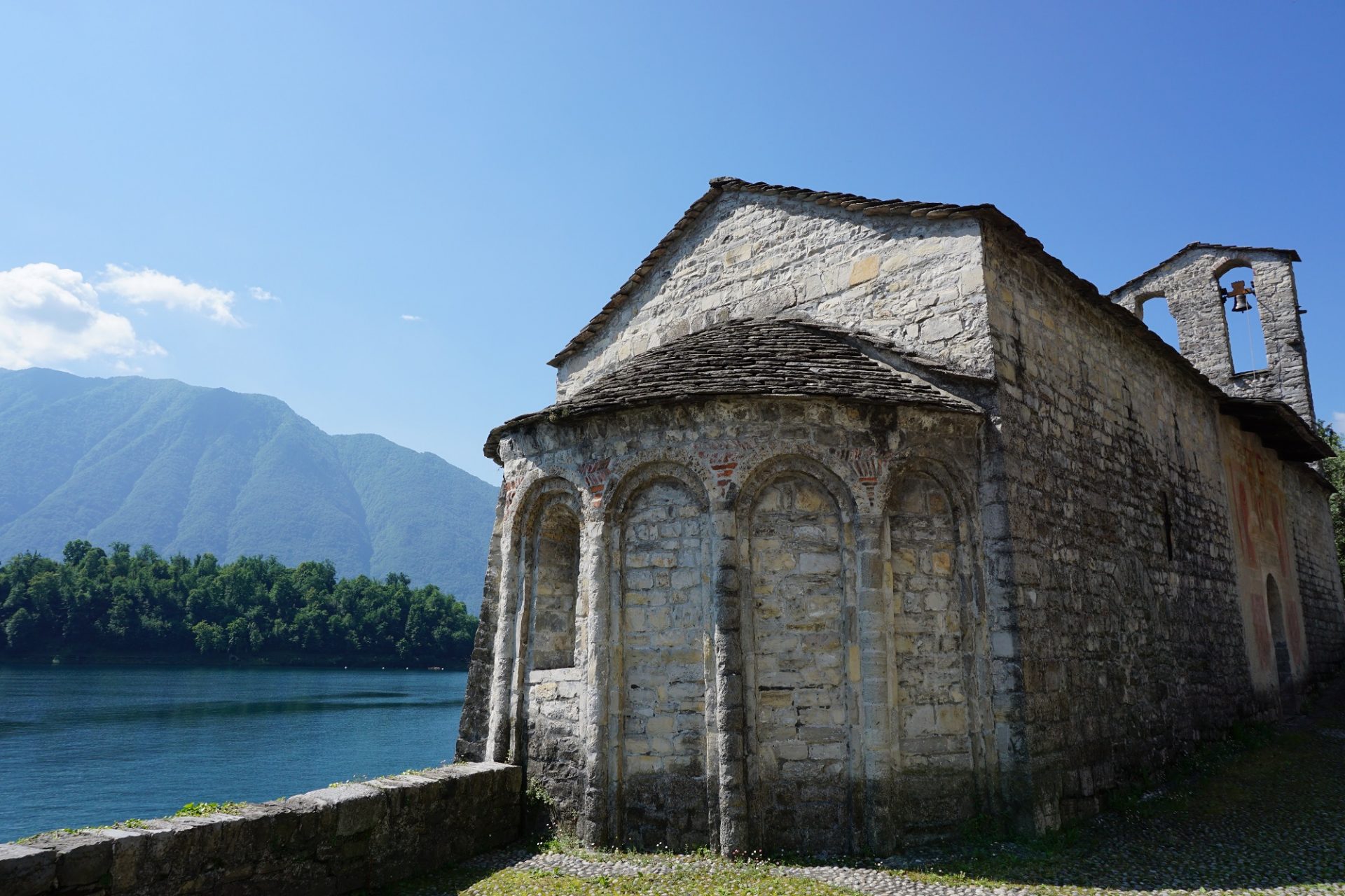 trek-mi-lake-como-hiking-greenway-ossuccio-church