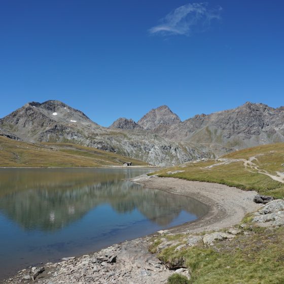trek-mi-aosta-valley-alps-mountain-lake-miserin