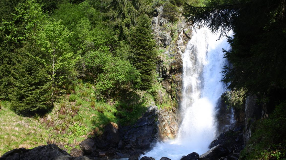 trek-mi-orobian-alps-hiking-waterfall