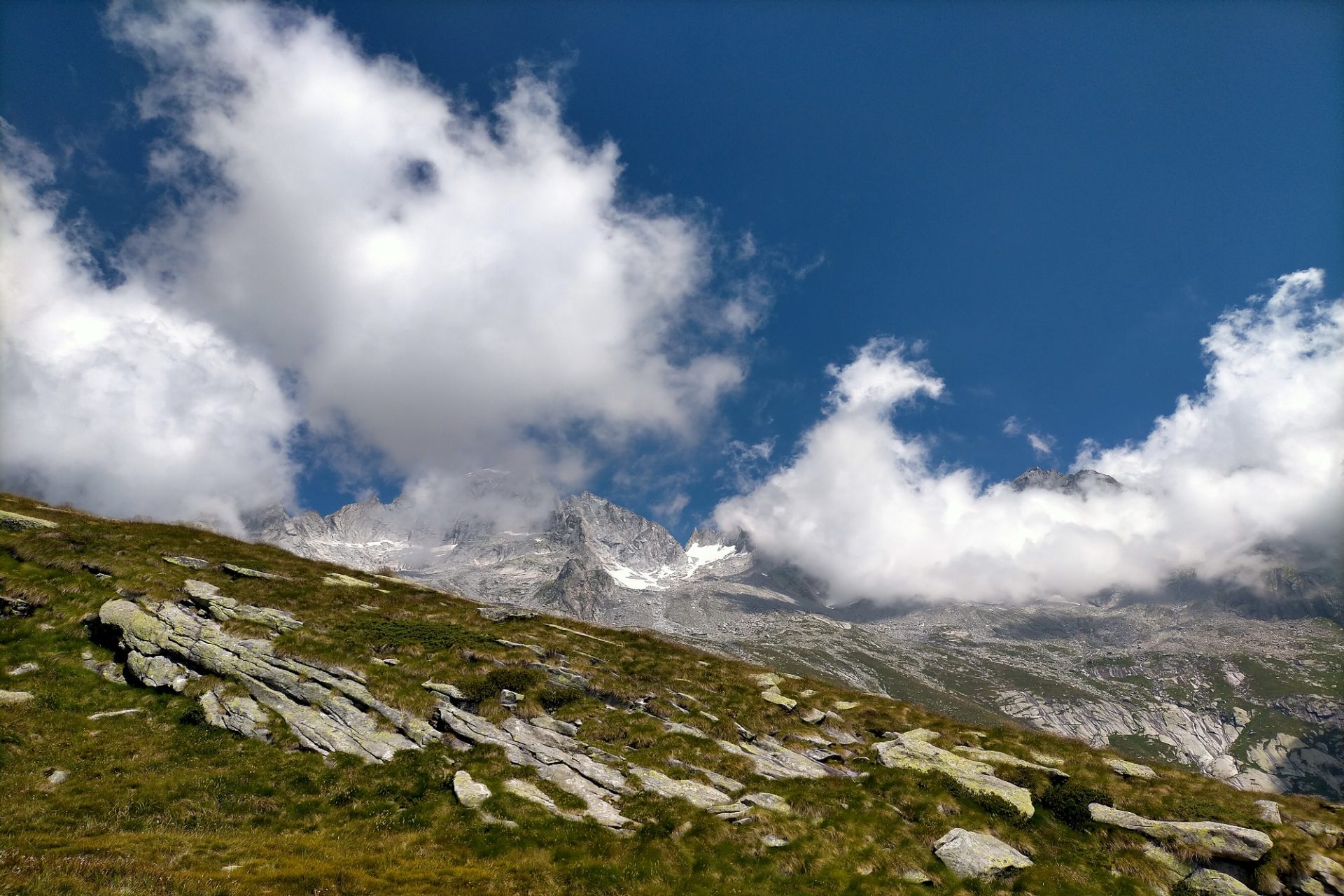 trek-mi-rhaetian-alps-hiking-omio-hut