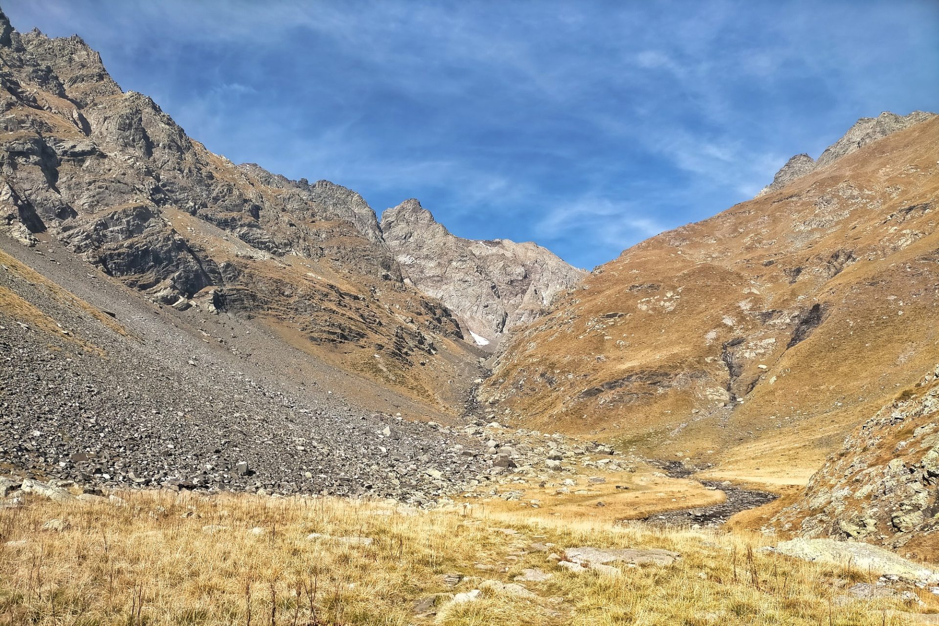 trek-mi-orobian-alps-hiking-coca-hut